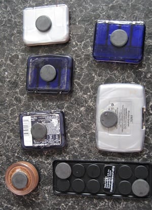 Magnetic make-up organiser showing items of make-up stuck to a metallic tray using ferrite disc magnets